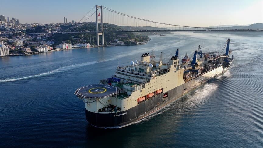 Doğal Gaz Boru Hattı Gemisi İstanbul Boğazı'ndan Geçti