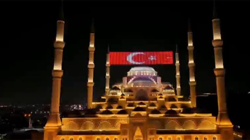 Tüm Camilerde Selalar Yeniden Yankılandı