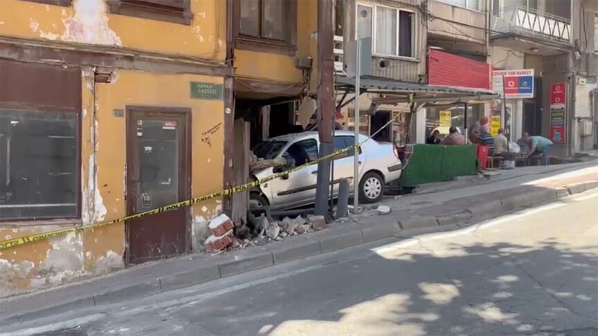 Bursa'da Kontrolden Çıkan Araç Üç Katlı Binaya Çarptı