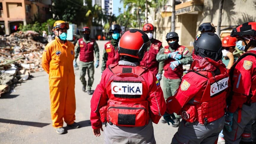 Türkiye'nin Desteklediği Venezuelalı Afet Birimi Enkazda Çalışıyor