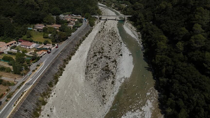 Fransa'da Süregelen Aşırı Sıcaklar Nehirlerde Su Seviyesini Düşürdü