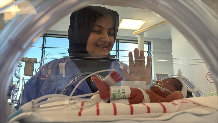 Anne Karnında Yapılan Müdahale ile Ayrık Omurgalı Bebek Sağlıklı Doğdu