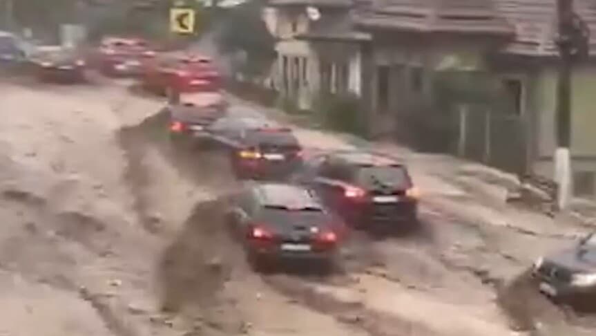 Romanya'da Yoğun Yağış Busteni'yi Su Baskınına Uğrattı