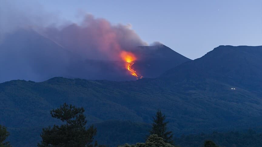 Etna Yanardağı Lav ve Kül Püskürttü