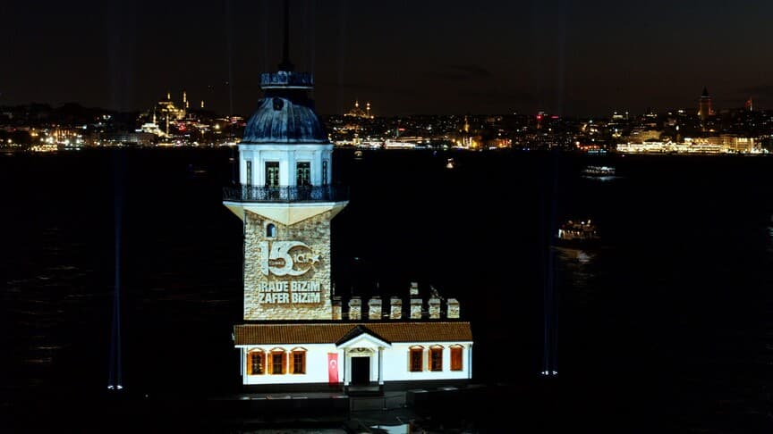 İstanbul'da Galata ve Kız Kulesi'nde 15 Temmuz Anısına Mapping Gösterisi