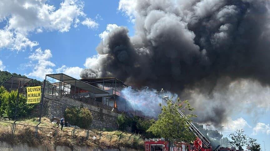 Maltepe'deki Restorandaki Yangına İtfaiye Müdahalesi Sürüyor