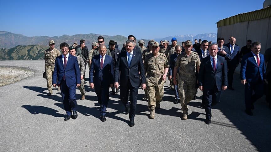 Bakan Çiftçi, Hakkari'de Üs Bölgesini İnceledi