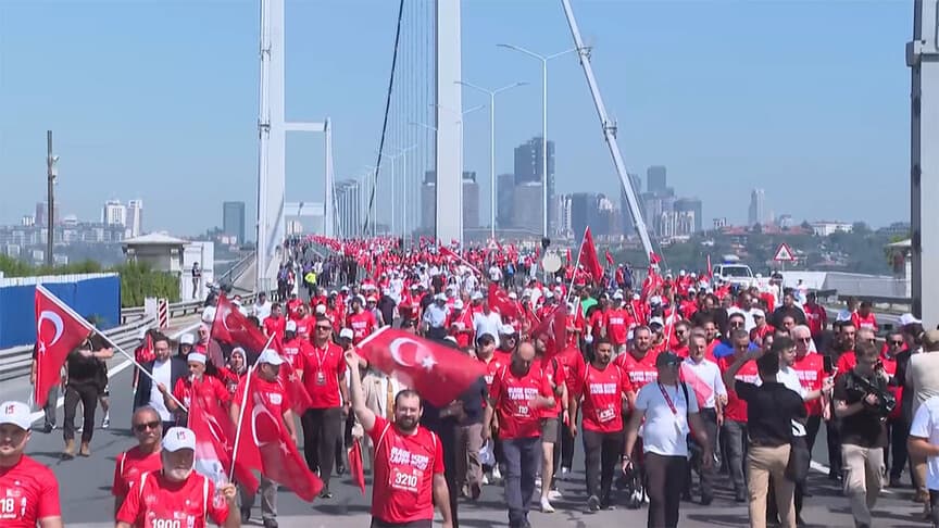 15 Temmuz Şehitler Köprüsü'nde 'İrade Bizim, Zafer Bizim' Yürüyüşü Yapıldı