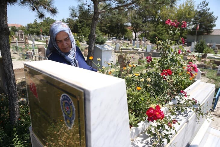 Şehit Komiser Yardımcısının Annesi On Yıldır Kızının Mezarını Ziyaret Ediyor