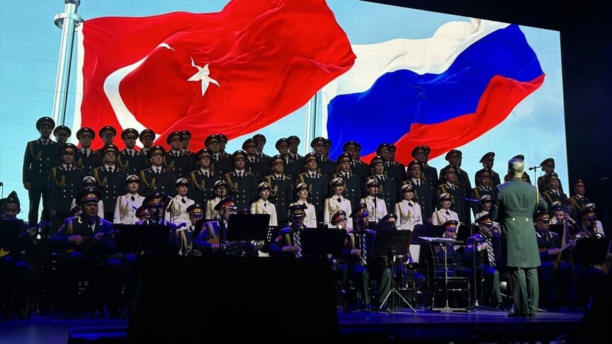Aleksandrov Rus Kızılordu Korosu ve Hayko Cepkin Harbiye'de Aynı Sahnedeydi