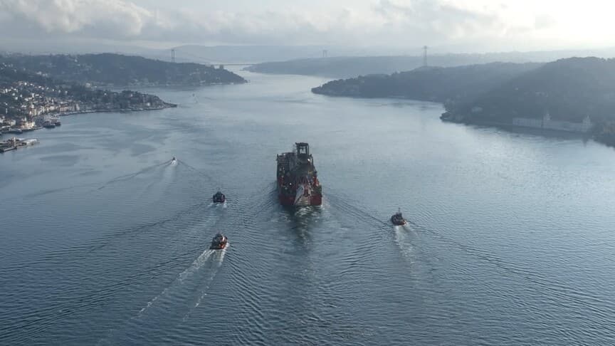 Doğal Gaz Platformu İstanbul Boğazı'ndan Geçti