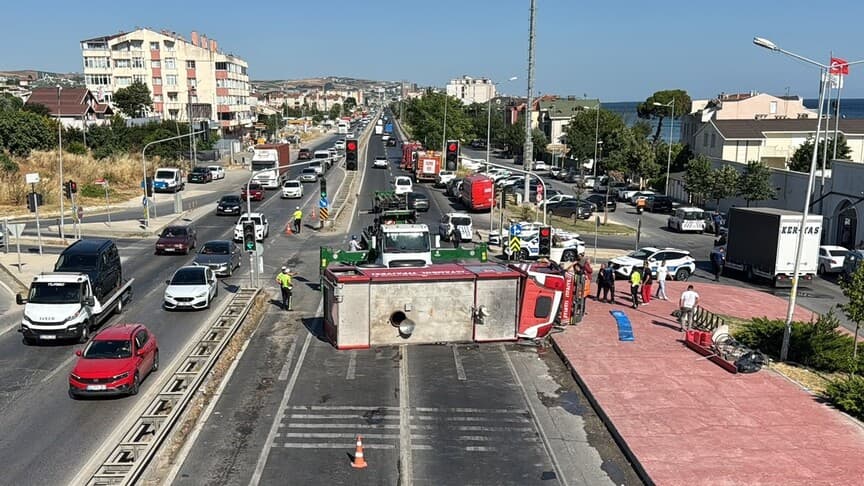Büyükçekmece'de İtfaiye Aracı Otomobille Çarpışarak Devrildi