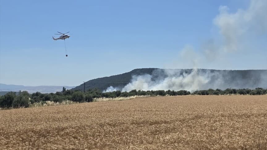 Çanakkale'de Tarım Arazisinde Çıkan Yangına Müdahale Sürüyor