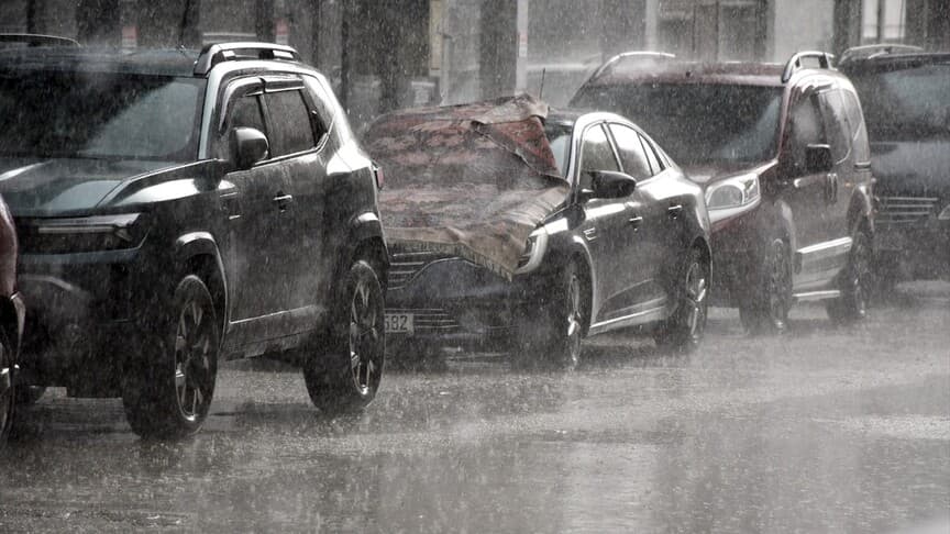 Kars’ta Yağmur ve Dolu Hayatı Etkiledi