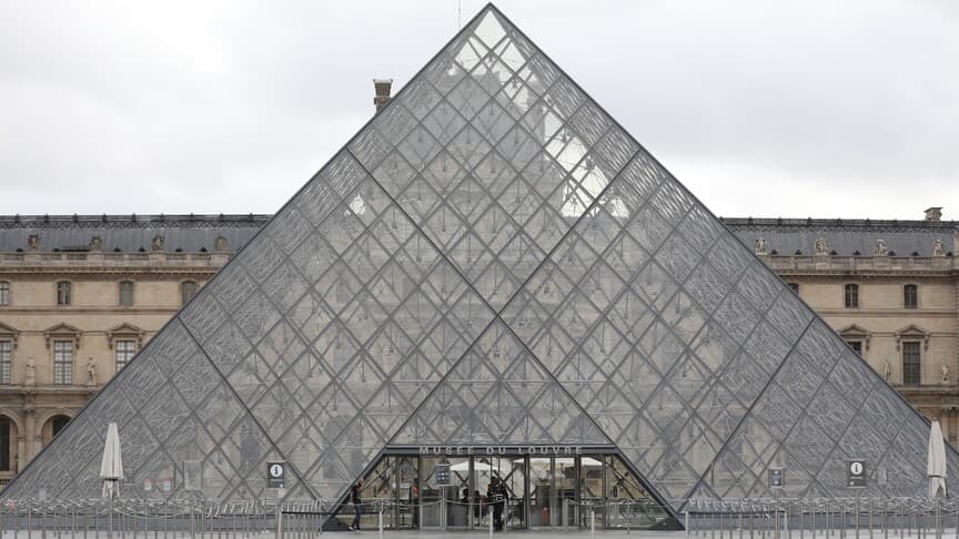 Paris'teki Louvre Müzesi Aşırı Sıcaklar Nedeniyle Erken Kapanacak