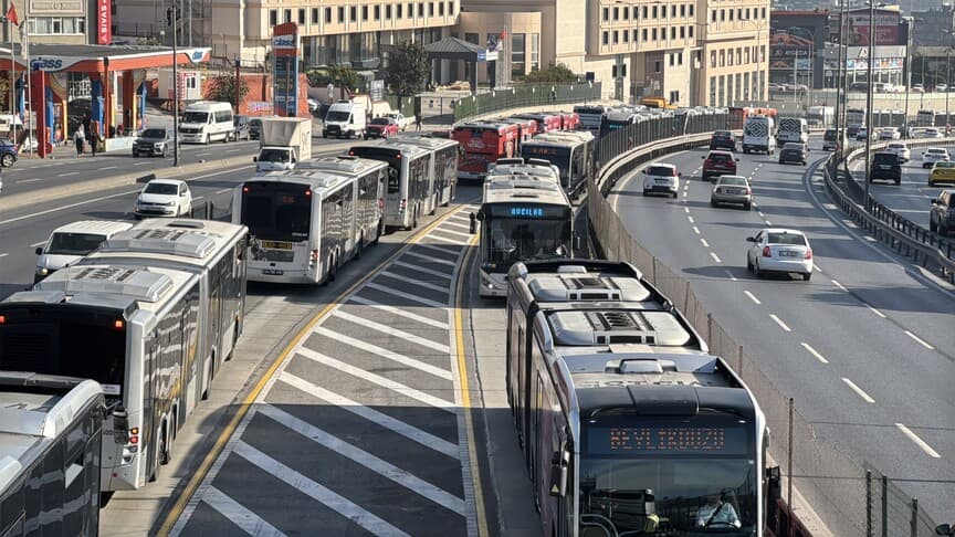 İstanbul'da Metrobüs FSM Köprüsü'nü Kullanacak