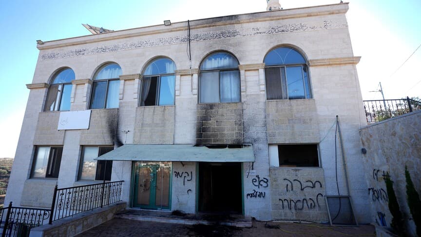 Batı Şeria'da İsrailliler Bir Cami ve İki Evi Ateşe Verdi