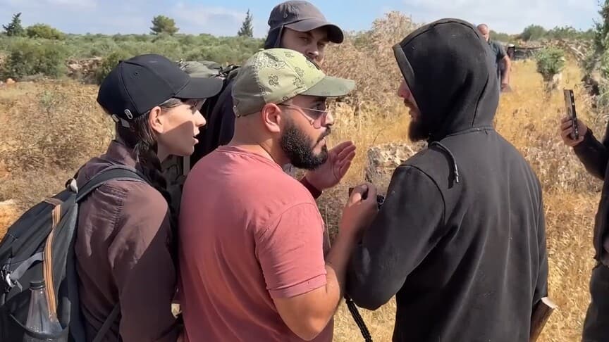 İsrailliler, Batı Şeria'da Filistinli Çiftçiler ve Yabancı Aktivistlere Saldırdı