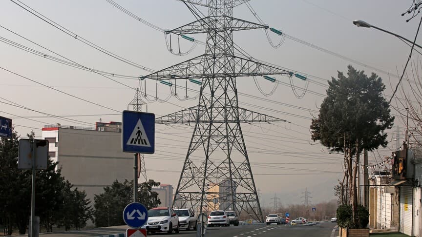 Tahran'da Elektrik Tüketim Limitini Aşan 500 Kamu Kurumuna Elektrik Kesintisi Uygulandı