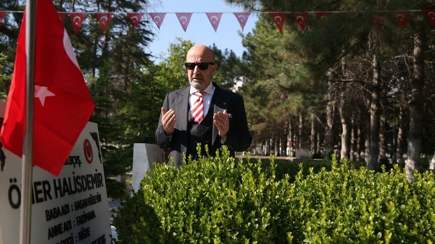 Emekli Korgeneral Zekai Aksakallı, Şehit Ömer Halisdemir'in Kabri Başında