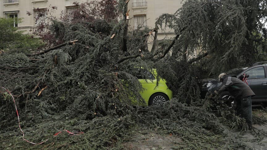 Fransa'da Fırtına: 2 Kişi Hayatını Kaybetti, 53 Bin Hane Elektriksiz Kaldı