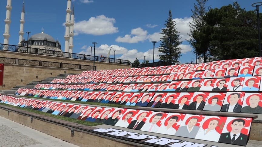 Öğrenciler 15 Temmuz Şehitlerini Tuvale Taşıdı