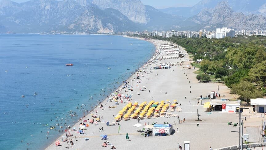 Antalya'da 38 Dereceyi Gösteren Hava, Sahillerde Yoğunluğa Neden Oldu