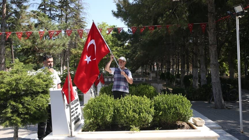 15 Temmuz Şehidi Ömer Halisdemir'in Kabrine Yoğun Ziyaretçi Akını