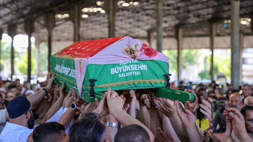 Konya'nın 'Kırmızılı Kadın'ı Son Yolculuğuna Uğurlandı
