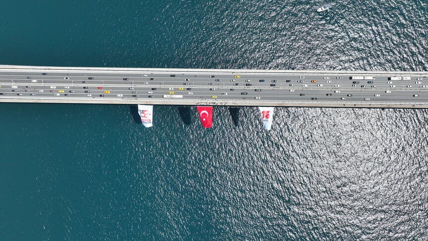 İstanbul Boğazı'ndaki Köprülere 15 Temmuz Anısına Türk Bayrağı Asıldı