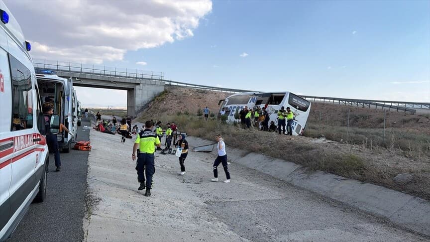 Aksaray'da Otobüs Kazasında 19 Kişi Yaralandı