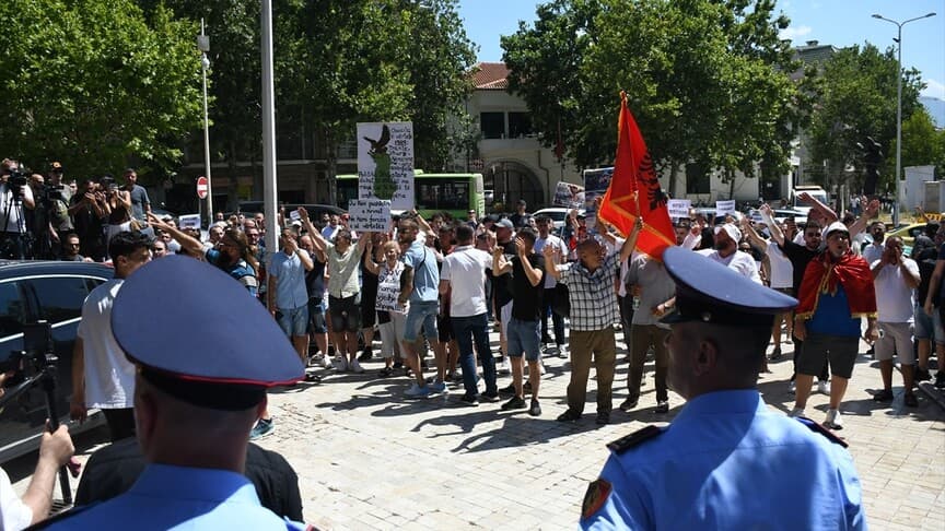 Arnavutluk'ta Turizm Projelerine Karşı Meclis Önünde Protesto