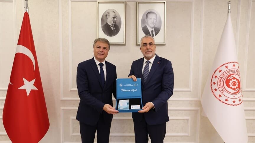 Bakan Işıkhan, Renault Group Türkiye CEO'su Jaillet'ye Turkuaz Kart Takdim Etti