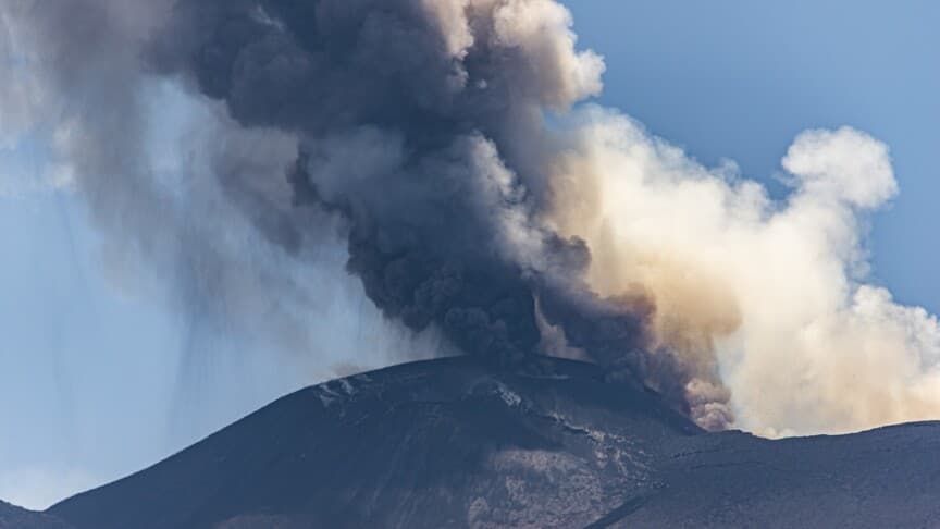 Etna Yanardağı'nın Kül Püskürtmesi İtalya'da Hava Trafiğini Etkiledi