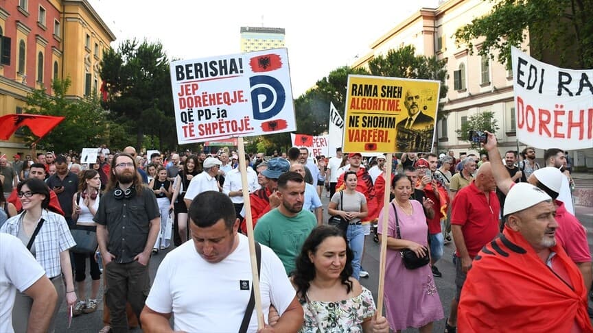 Arnavutluk'ta Zvernec Projesine Yönelik Protestolar Devam Ediyor