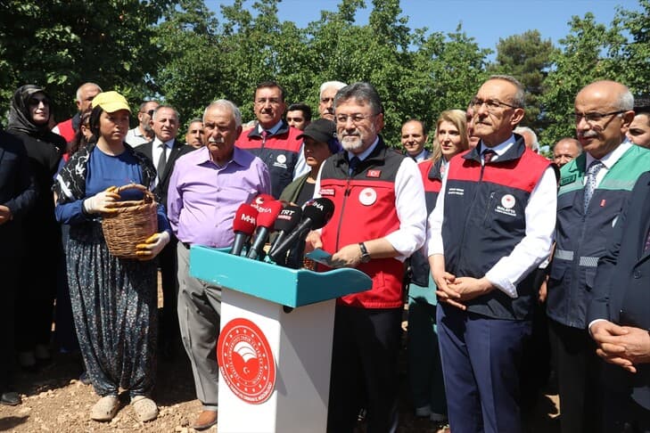 Tarım Bakanı Yumaklı, Malatya'da Kayısı Hasadında Yer Aldı