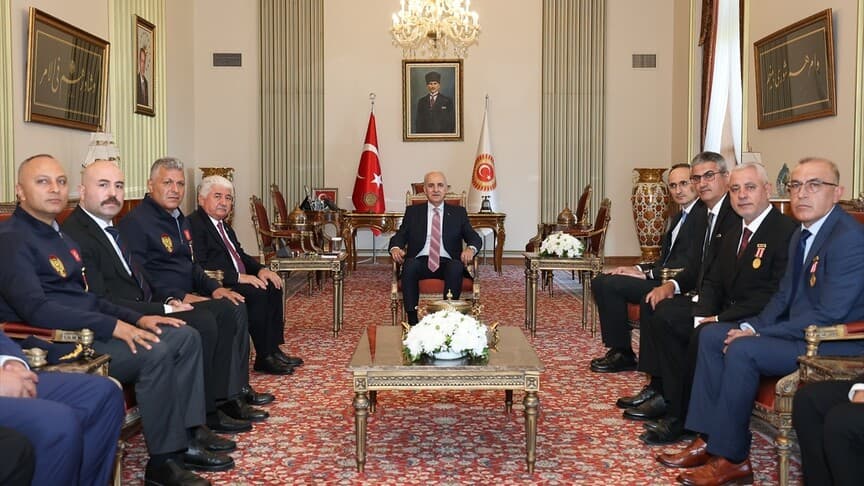 TBMM Başkanı Kurtulmuş, 15 Temmuz Gazilerine Teşekkür Belgesi Sundu