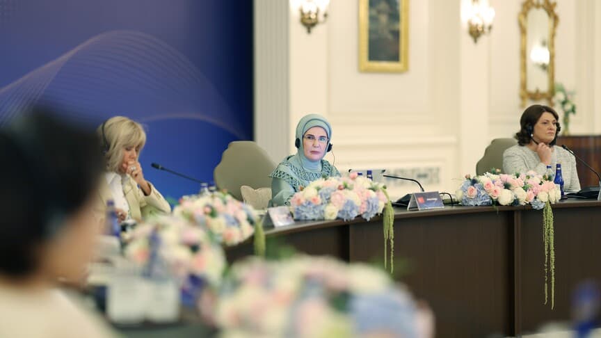 Emine Erdoğan'ın NATO Zirvesi'nde Düzenlediği Toplantıda Lider Eşleri 'Çocuklar, Teknoloji ve Güvenlik' Konusunu İnceledi