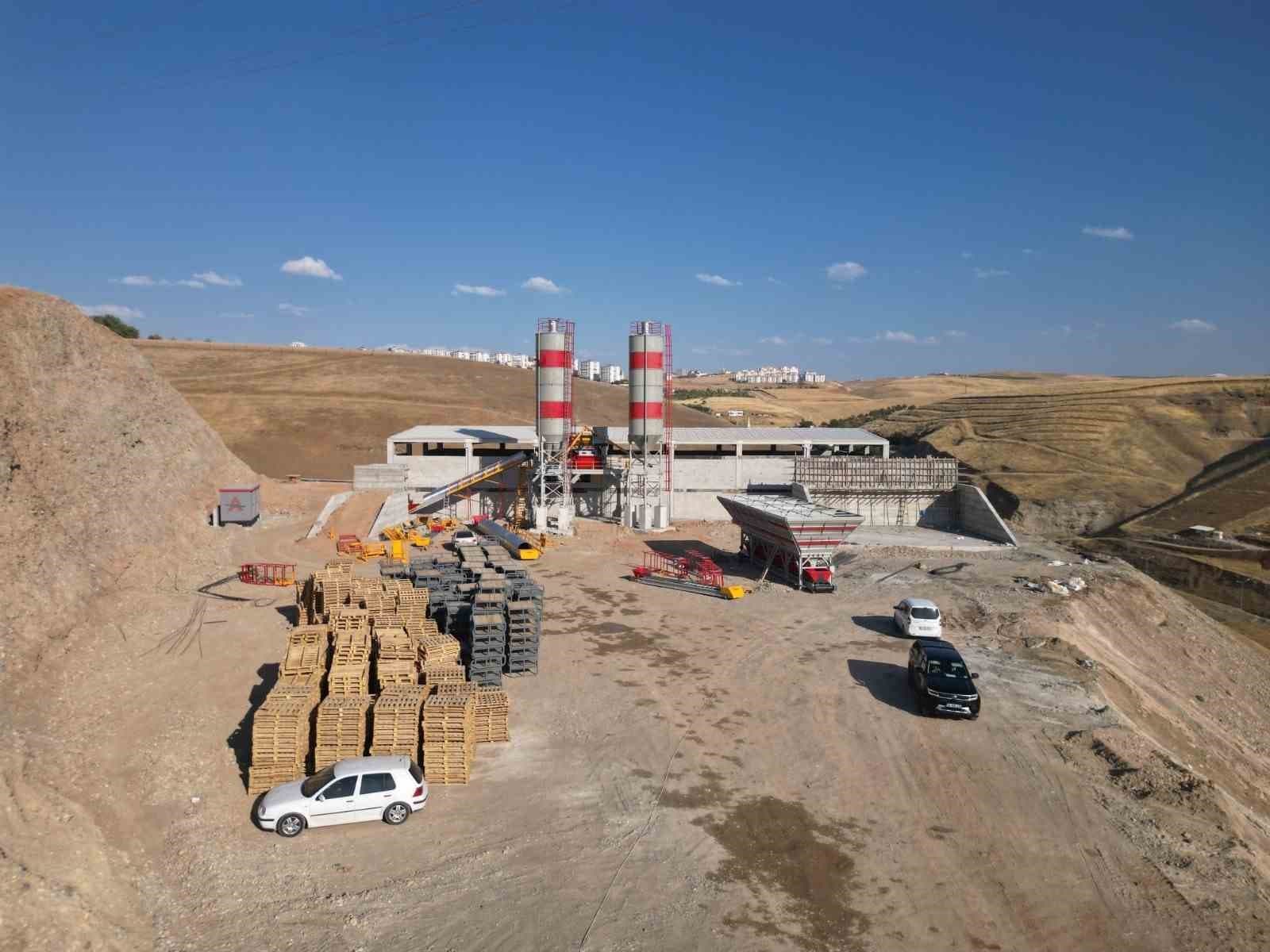 Siirt'te Altyapı Güçlendirmesi: Beton Santrali ve Parke Taşı Üretim Tesisi İnşaatına Başladı