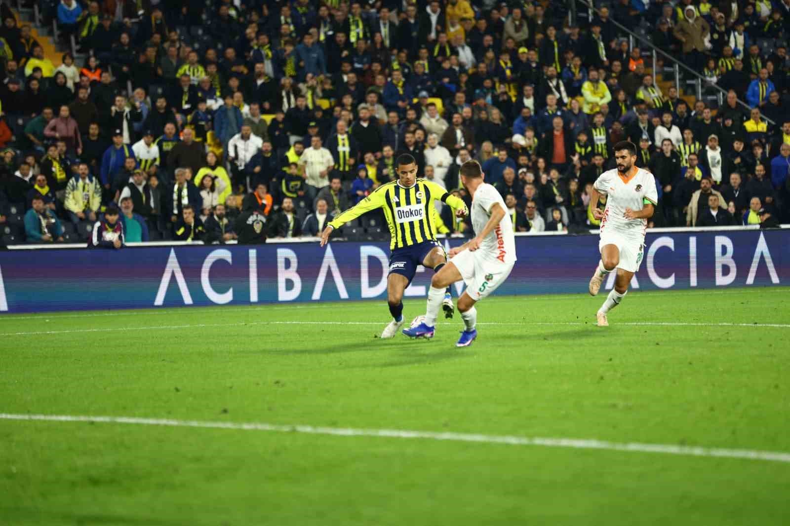 Trendyol Süper Lig: Fenerbahçe: 1 - Corendon Alanyaspor: 0 (İlk yarı)