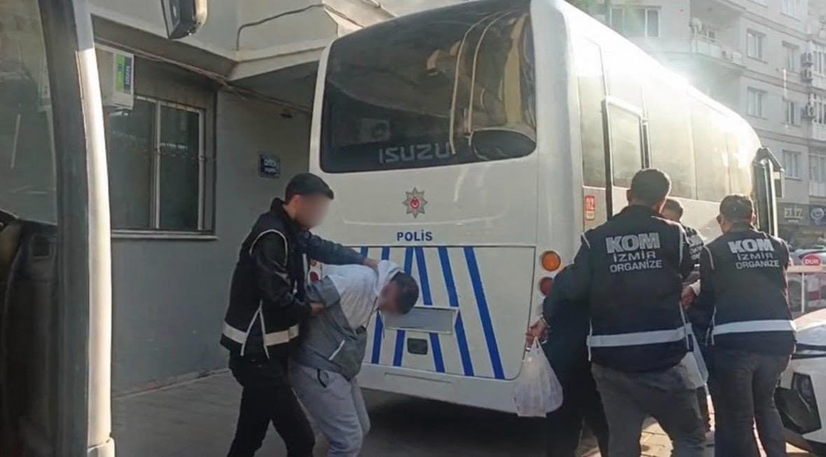 İzmir'de Organize Suç Örgütü Operasyonu: Kundaklama Şüphelileri Arasında Dört Kişi Tutuklandı