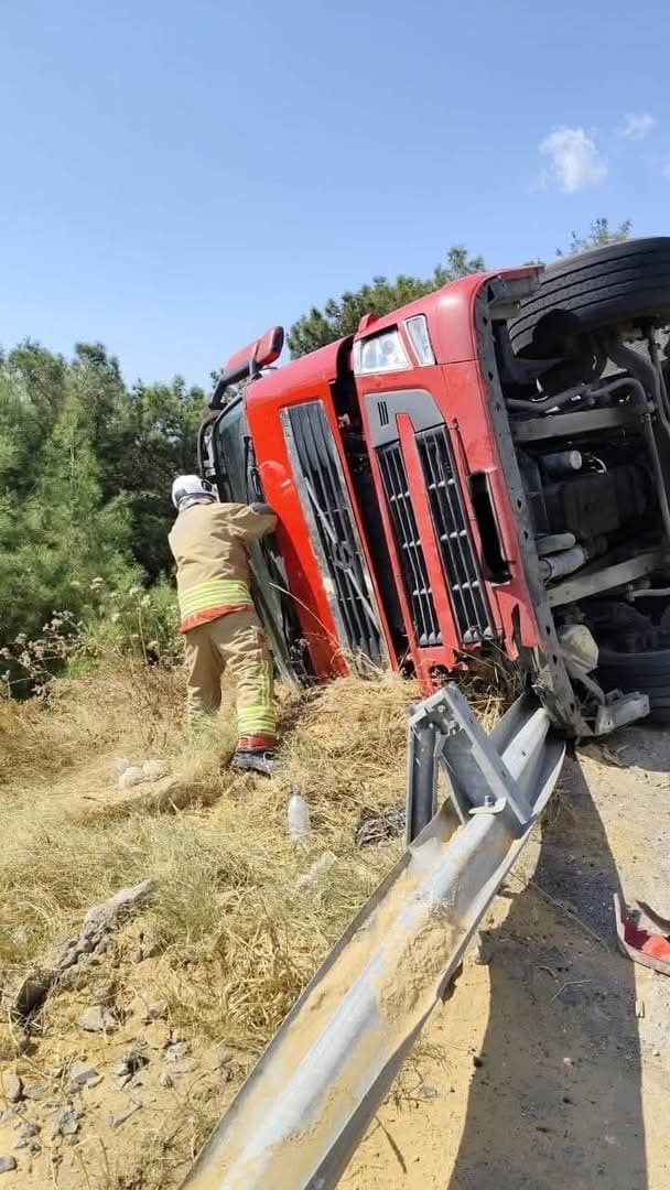 Belen'de Tır Devrildi: Sürücü Yaralandı