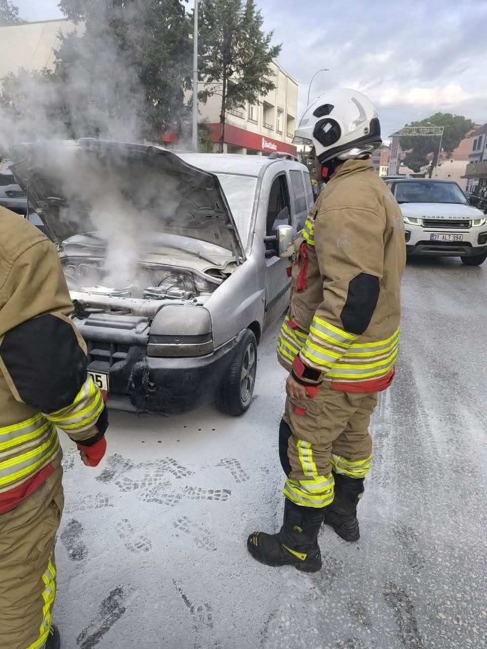 Yayladağı’nda hafif ticari araçta yangın çıktı