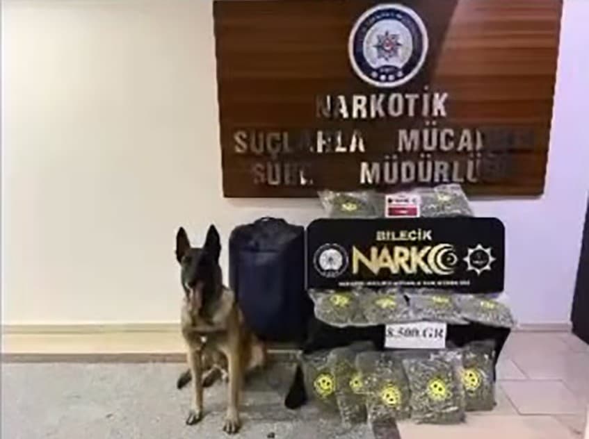 Otomobildeki valizden 8,5 kilo uyuşturucu çıktı