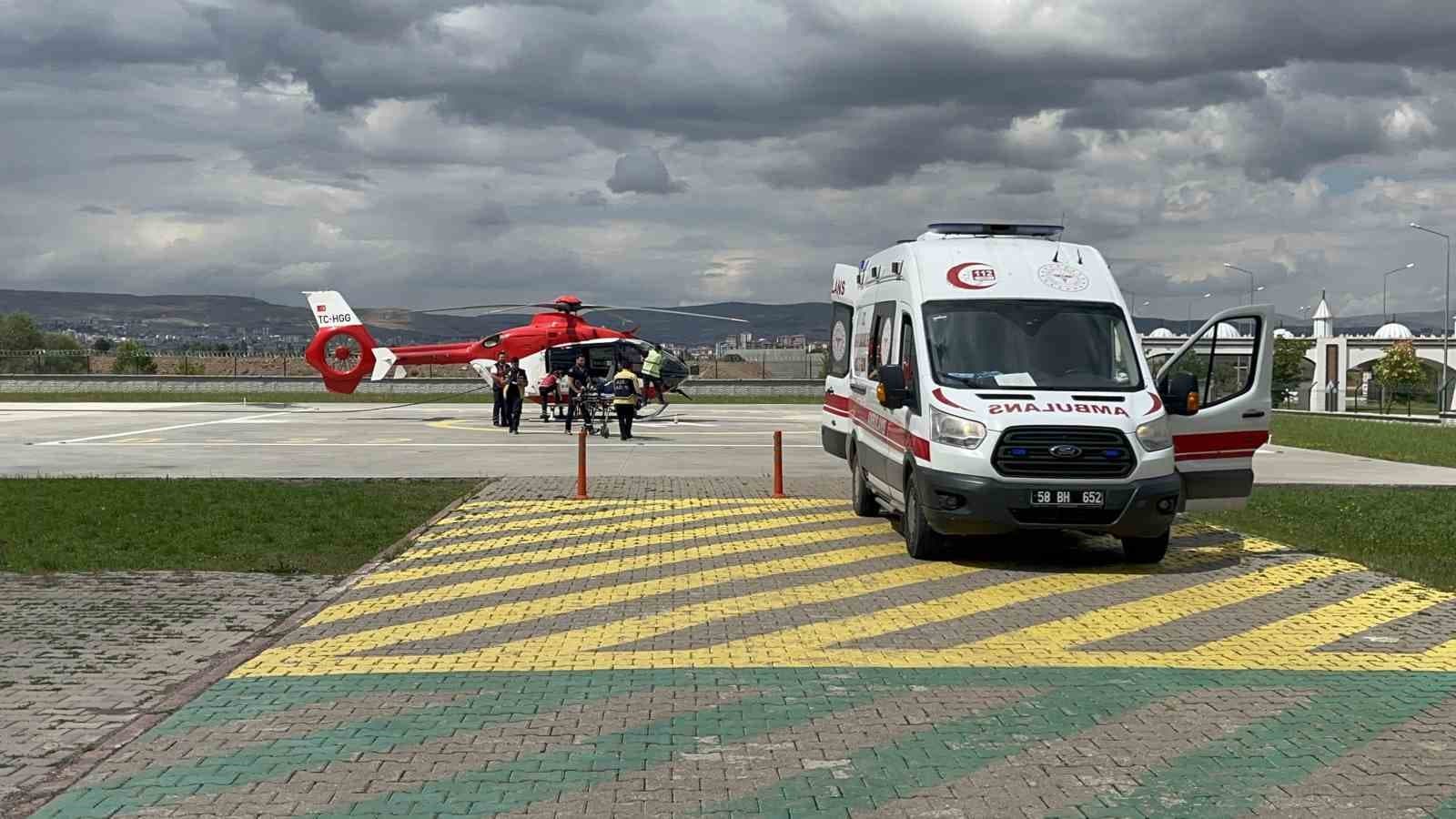 Minibüs Sivas'ta Şarampole Uçtu: Dört Kişi Hayatını Kaybetti, On Kişi Yaralandı