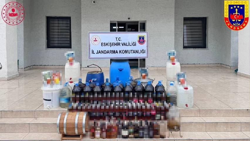 Evde Kaçak İçki Üretimi İçin Damıtma Sistemi Kurduğu Şüpheli Yakalandı