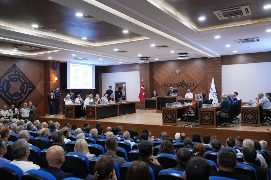 CHP'den İstifa Eden Konyaaltı Belediye Başkanı Kotan'ın Meclis Toplantısında Gerginlik Yaşandı