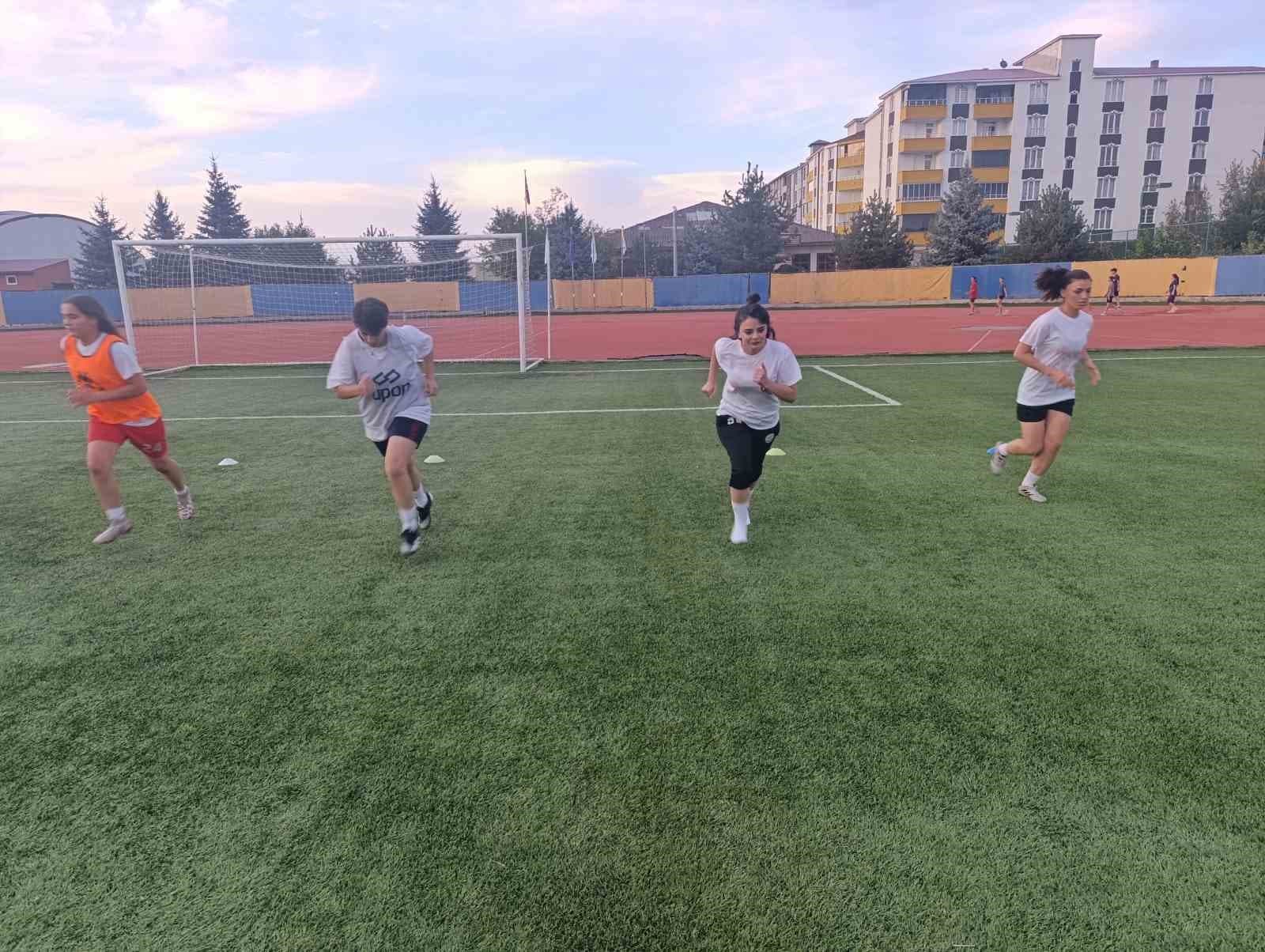 Ağrı Kadın Futbol Takımı, Vali Bozkurt Desteğiyle 1. Lig Hedefiyle Hazırlıklarını Sürüyor