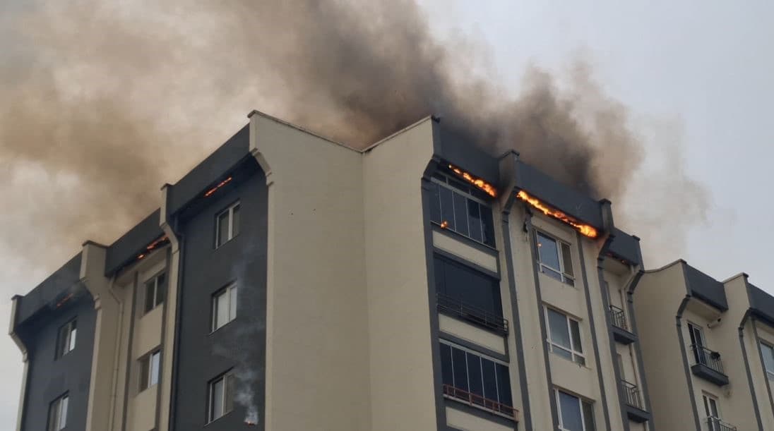 Kırklareli'de Binalarda Çıkan Yangın Kontrol Altında
