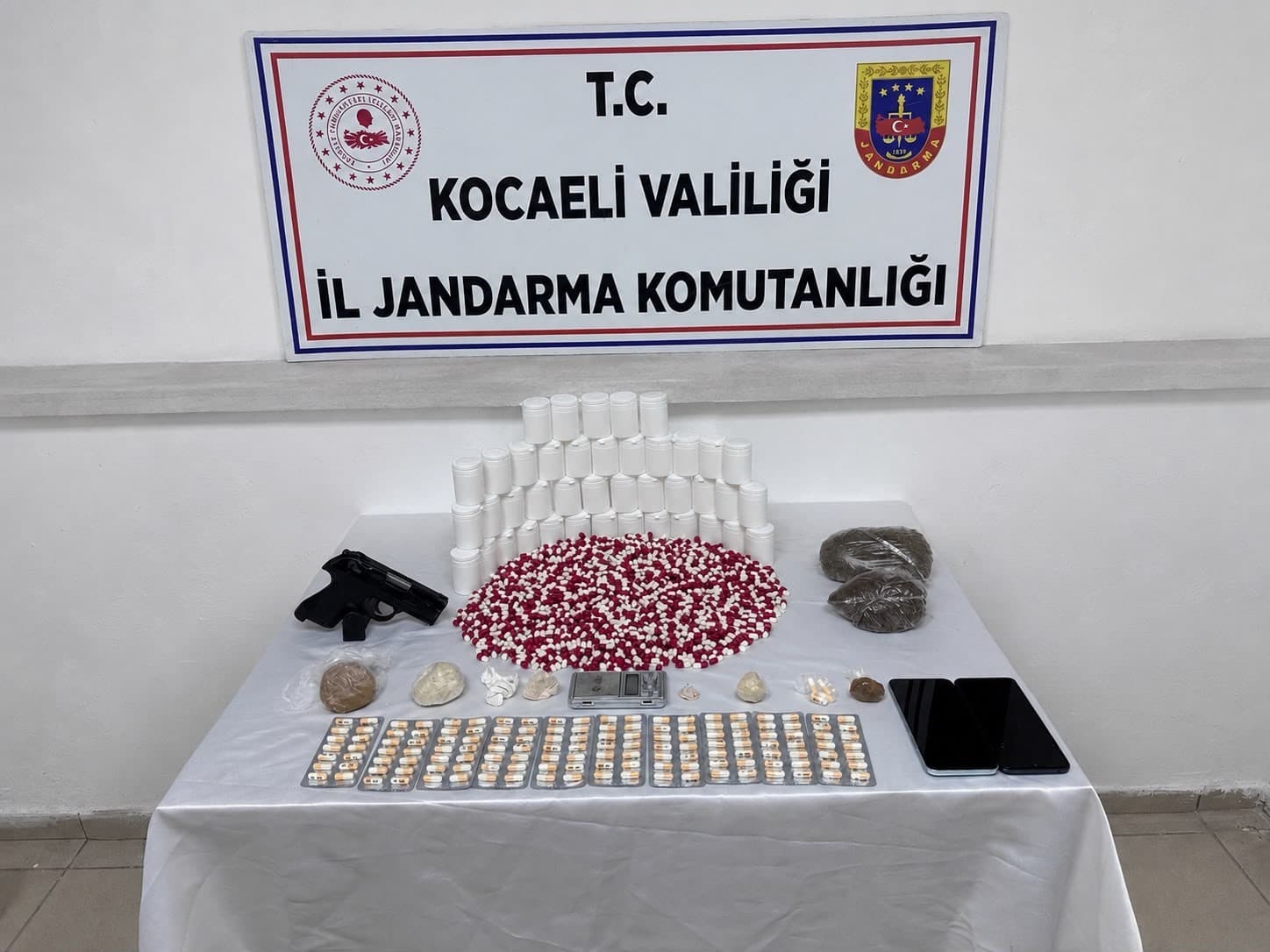 Jandarma Operasyonu: Kocaeli'de Sokak Satıcısı Yakalandı, Yüklü Miktarda Uyuşturucu Ele Geçirildi